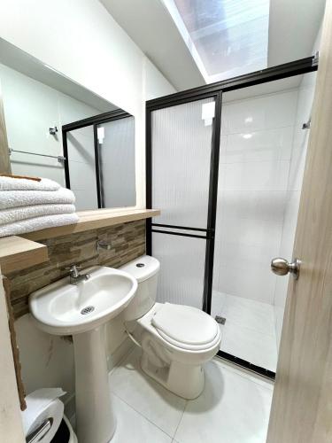ein Badezimmer mit Toilette, Waschbecken und Dusche in der Unterkunft Hotel Adel in Manizales