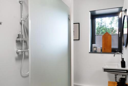 a bathroom with a shower and a sink at Schicke neue Ferienwohnung, Meppen in Meppen