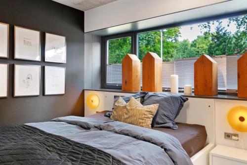 a bedroom with a bed and a large window at Schicke neue Ferienwohnung, Meppen in Meppen