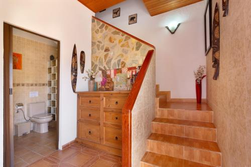 a bathroom with a staircase and a toilet at Apt Rural Zona Céntrica Isla in Puerto del Rosario