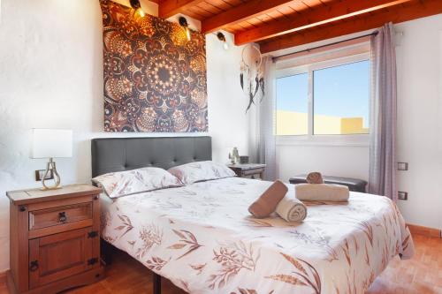 a bedroom with a large bed and a window at Apt Rural Zona Céntrica Isla in Puerto del Rosario