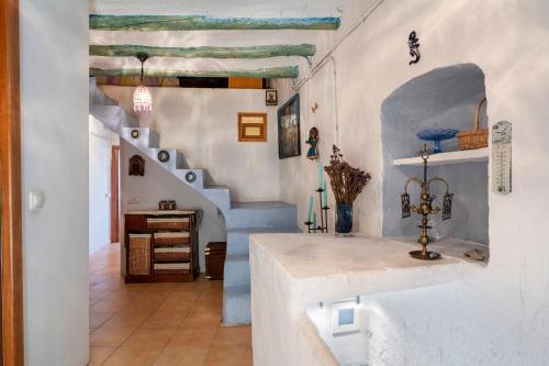 ein Flur mit Treppe in einem Haus in der Unterkunft Cal Cosials in La Morera de Montsant