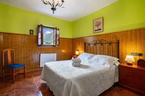 ein Schlafzimmer mit einem Bett, auf dem ein Teddybär liegt in der Unterkunft Socastillo B in Bárzana