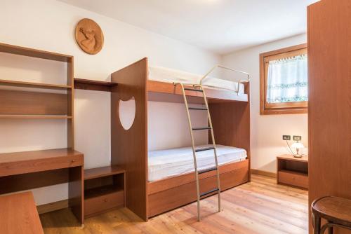 a room with bunk beds and a desk at Maso Noce Ovest in Mezzana