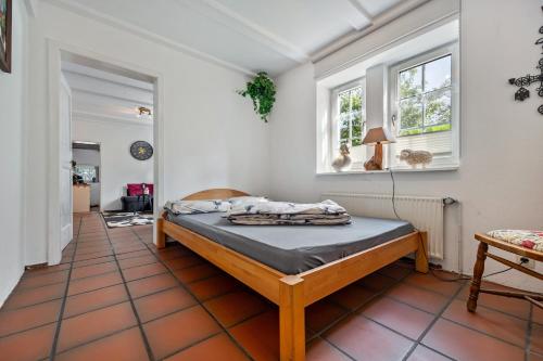 a bedroom with a bed in a room with windows at Wie Bei Muddi in Lübbecke