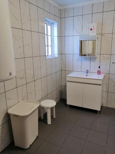 a bathroom with a sink and a toilet and a mirror at Casa do Rossio in Fajazinha