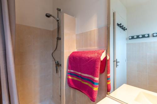 a bathroom with a shower with a red towel at Entre plage, forêt et villages in Mimizan