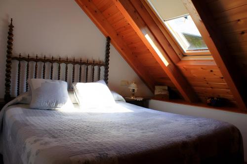 a bedroom with a large bed with a window at Casa Es De Bernat 2 in Garós