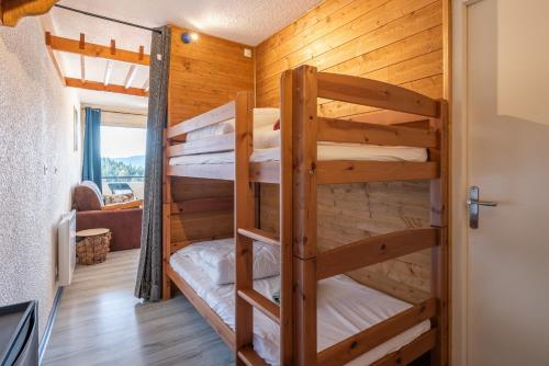 a bunk bed room with two bunk beds in a cabin at Métamorphose Au Sommet in Villard-de-Lans
