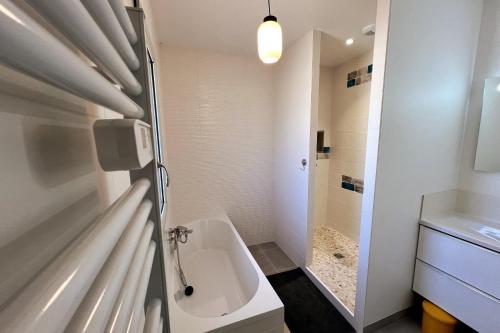 a bathroom with a sink and a bath tub at Maison Libourne 2 Chambres in Libourne