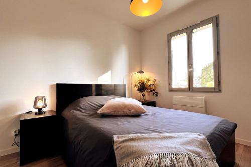 a bedroom with a bed and a window at Maison Libourne 2 Chambres in Libourne