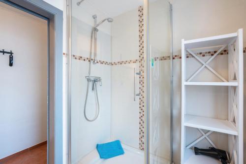 a bathroom with a shower with a glass door at Ferienwohnung Reinfeld in Hohwacht