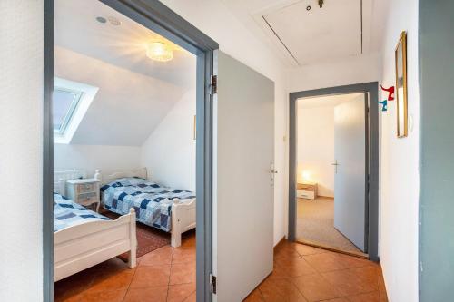 a room with a bed and a door leading to a bedroom at Ferienwohnung Reinfeld in Hohwacht