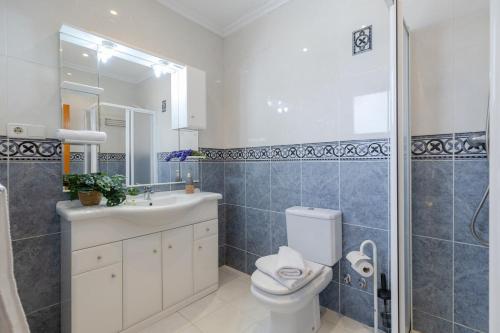 a bathroom with a toilet and a sink and a shower at Fidalsa Golf Beach in Ciudad Quesada