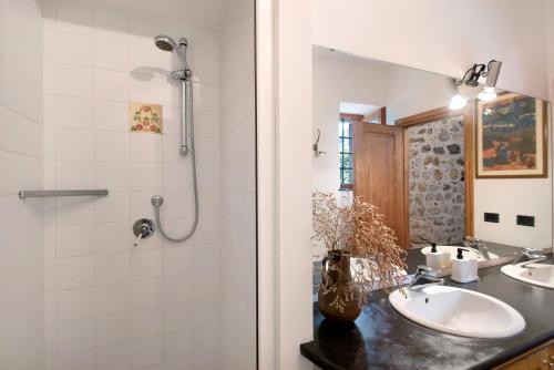 a bathroom with two sinks and a shower at Casa di Gina in Levanto