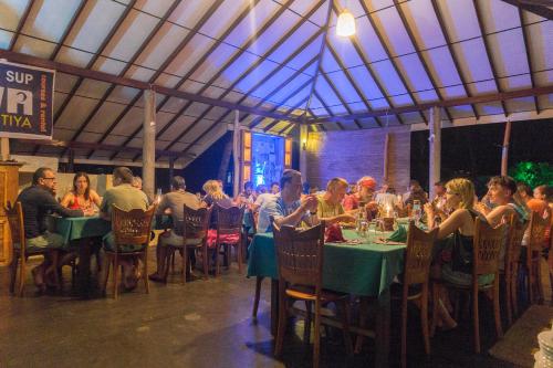 Ein Restaurant oder anderes Speiselokal in der Unterkunft De Silva Wind Resort Kalpitiya - Kitesurfing School Sri Lanka 