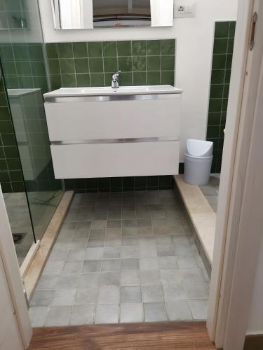 a bathroom with a sink and a toilet at Casa Pito Pito in Alghero