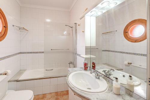 a bathroom with a sink and a tub and a toilet at Sa Tanca in Pòrtol