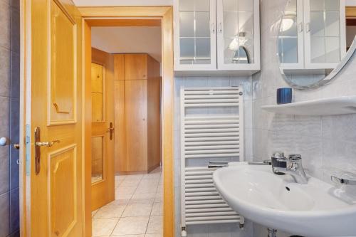 a bathroom with a sink and a mirror at Wohnung Rosengarten Heigler Hof in Collepietra