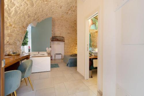 a kitchen with a table and chairs in a room at Eclissi suite in Giovinazzo