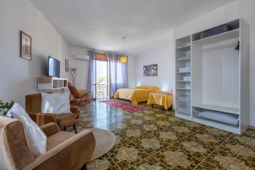 a living room with a couch and a tv and a living room at The Domus vicino ad Alghero in Olmedo