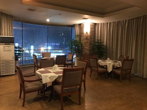 Hotel Ocean View tesisinde bir restoran veya yemek mekanı