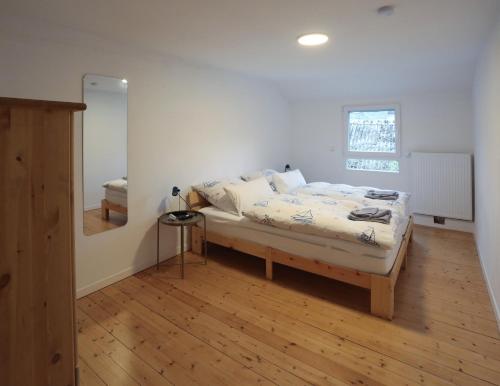 a bedroom with a bed and a mirror in it at Quartierblancdenoir Wohnungen in Reil