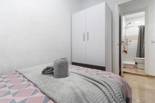 a bedroom with a bed and a bathroom at Un descanso 1 in San Fernando