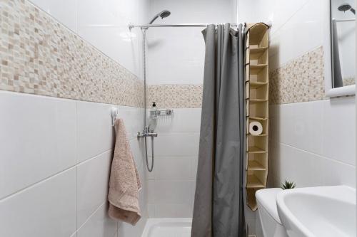 a bathroom with a shower and a sink at Un descanso 1 in San Fernando