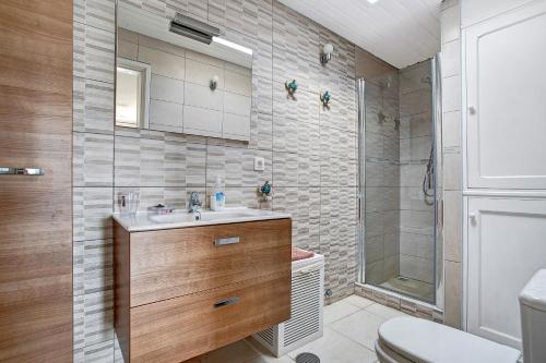 a bathroom with a sink and a shower at Puerto Chico P in Playa Blanca