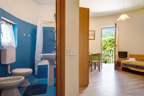 a blue bathroom with a sink and a toilet at Appartamento Bilocale Moneglia 38 in Moneglia