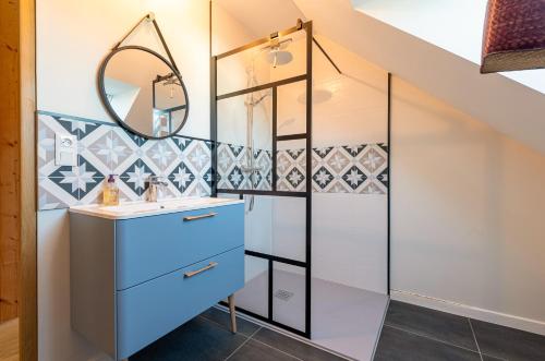 a bathroom with a sink and a mirror at Gite Familiale ty laouen in Sarzeau