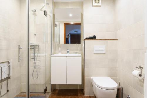 a bathroom with a toilet and a sink and a shower at Apartamento Lance del Sol in Fuengirola