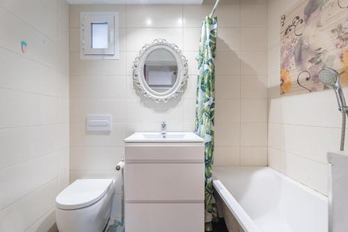 a bathroom with a toilet and a sink and a tub at Oasis de Valencia in Valencia