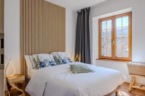 a bedroom with a bed and a window at Natür'Gîte in Fellering
