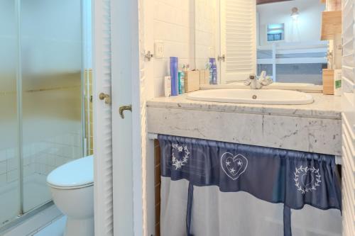 a bathroom with a sink and a toilet at Sunrise Medes in Torroella de Montgrí