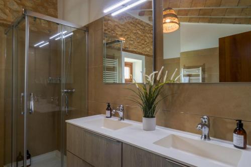 a bathroom with two sinks and a shower at Son Pons in Llucmajor