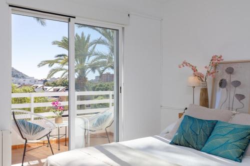 a bedroom with a bed and a balcony with a view at Urban Elegance by Fidalsa in Alicante