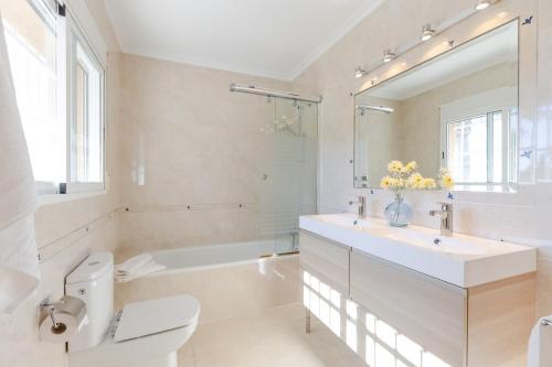 a bathroom with a sink and a toilet and a tub at Urban Elegance by Fidalsa in Alicante