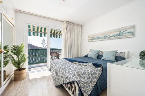 a bedroom with a bed and a window at Pomelo vacacional in Arguineguín