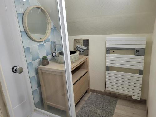 a small bathroom with a mirror and a sink at Maison De Plage Le Cocon Pirouais in Pirou