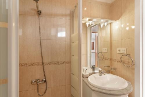 a bathroom with a sink and a shower at Apartamento Yumbo Maspalomas in Maspalomas