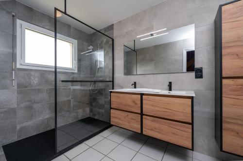a bathroom with a sink and a shower at Maison entre terre et mer in Pluvigner