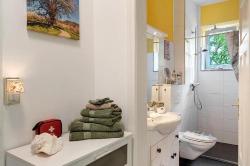 a white bathroom with a sink and a toilet at Schlafen im historischen Haus in Weier
