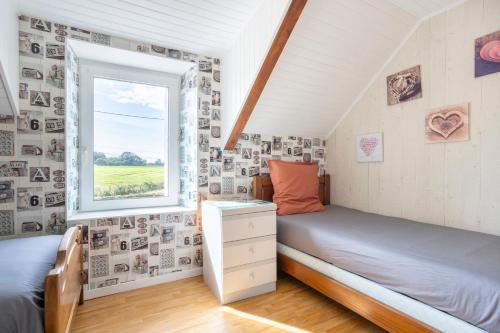 a bedroom with two beds and a window at Longère 5min de Pont-Aven in Riec-sur-Bélon