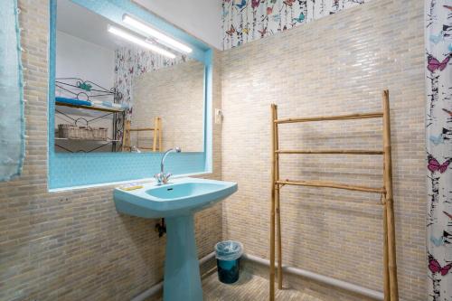 a bathroom with a sink and a mirror at Longère 5min de Pont-Aven in Riec-sur-Bélon