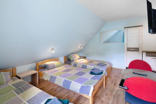a bedroom with two beds and a table at Hotel Neue Krone - Markt Erlbach in Markt Erlbach
