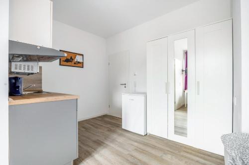 a kitchen with white cabinets and a counter top at Kleine Himmelpforte in Himmelpforten