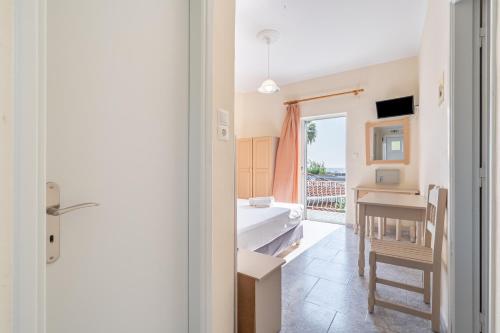 Alex bar apartments