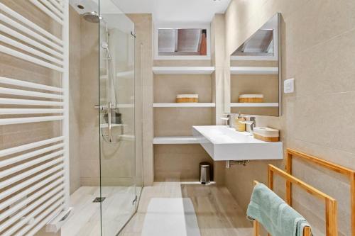 a bathroom with a sink and a shower at Chalet au bord de l'eau in Fréjus